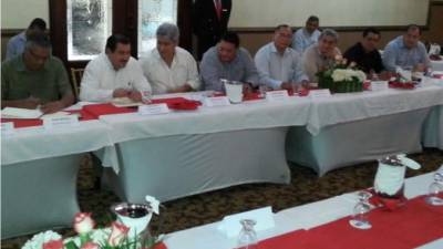 Alcaldes y representantes de los 20 municipios del Valle de Sula se reúnen con el Embajador de Japón, Kenji Okada, en San Pedro Sula, para conocer las necesidades de la región y hacer peticiones de proyectos de importancia en estos municipios.