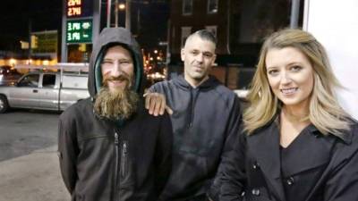 Kate McClure recaudó casi 400 mil dólares para un indigente que le dio los últimos 20 dólares que tenía.