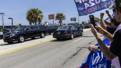 Menos de diez seguidores del expresidente Donald Trump (2017-2021) se han reunido este lunes para mostrarle su apoyo frente a la Torre Trump, situada en la Quinta avenida de Manhattan y donde el republicano tiene previsto llegar hoy previo a su comparecencia mañana ante un juez en Nueva York.
