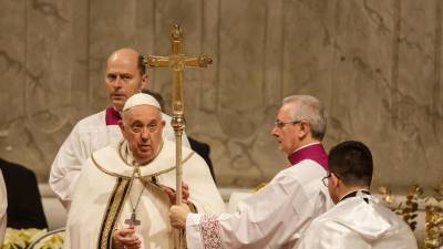 La homilía de Francisco no mencionó explícitamente a Israel ni a Gaza, pero el pontífice recordó en su rezo del Ángelus al mediodía a los “hermanos y hermanas que sufren la guerra”. “Pensemos en Palestina, en Israel y en Ucrania”, declaró.