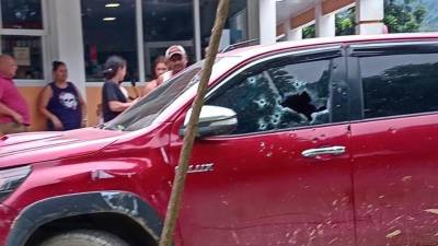 Así quedó el vehículo en el que se transportaba la pareja asesinada en Omoa, Cortés.