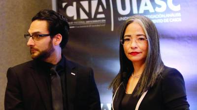 La abogada dijo que salió del país por amenazas.