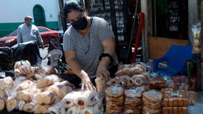 Una comerciante en un mercado sampedrano.