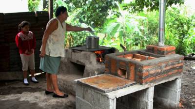 Al menos 500 familias de Villanueva se benefician con ecofogones.