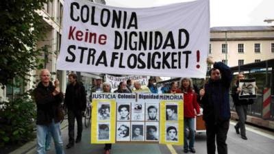 Tanto alemanes como chilenos han exigido justicia por las muertes y torturas durante la dictadura en Santiago.