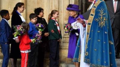 La reina británica Isabel II camina con el decano de Westminster John Hall. Foto: AFP