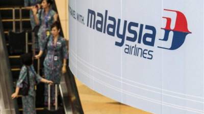 Un grupo de azafatas de Malaysian Airlines utiliza unas escaleras mecánicas en la zona de salidas del Aeropuerto Internacional de Kuala Lumpur, en Sepang (Malasia). EFE/Archivo