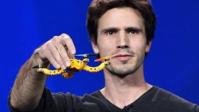 El inventor Christoph Kohstall con este minidrone que se porta en la muñeca y desde donde alza vuelo.