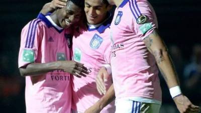 Anderlecht celebra con sus compañeros del Anderlecht.