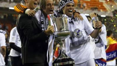 Cristiano, Coentrao y Pepe, celebran con el trofeo la conquista de la Copa del Rey/