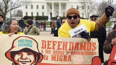 Activistas proinmigrantes protestaron frente a la Corte Suprema para exigir un alto a las redadas.