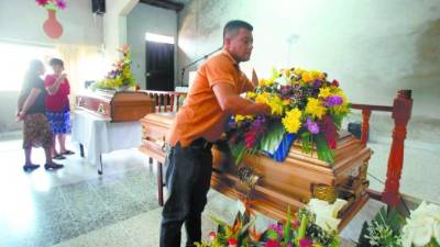 os familiares de las víctimas lloraron y lamentaron la muerte de los muchachos. El crimen ocurrió el viernes.