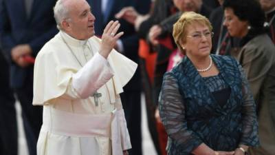 La presidenta chilena Michelle Bachelet da la bienvenida al Papa Francisco a Chile en el aeropuerto Arturo Merino Benítez.