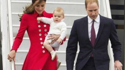 Los duques de Cambridge, Guillermo y Catalina, están esperando su segundo hijo, que será cuarto en la línea de sucesión al trono británico, anunció hoy un portavoz oficial. efe
