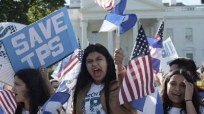 Personas de varios países de Centroamérica protestan frente a la Casa Blanca por salvar el Estatus de Protección Temporal (TPS).
