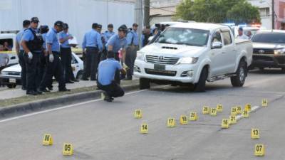 Varios casquillos de bala quedaron sobre el pavimento en el sector donde ocurrió un atentado criminal contra un carro en el que viajaban miembros de una familia procedentes de la PNMAS.