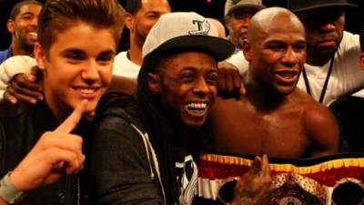 Justin Bieber, Lil Wayne, 50 Cent abrazan a su gran amigo Mayweather.