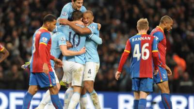 PP. Manchester (United Kingdom), 28/12/2013.- Manchester City's Edin Dzeko (C) is congratulated by Manchester City's Jesus Navas (top) and Vincent Kompany (R) after scoring the opening goal during the English Premier League soccer match Manchester City vs Crystal Palace at Etihad Stadium, Manchester, Britain, 28 December 2013. EFE/EPA/PETER POWELL https://www.epa.eu/downloads/DataCo-TCs.pdf