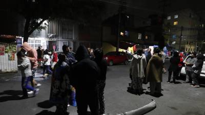 Los mexicanos salieron a las calles en la madrugada tras activarse la alarma sísmica en la capital.