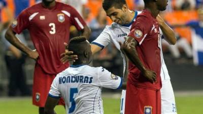 Jonathan Mejía celebrando con Erick Norales ante Belice.