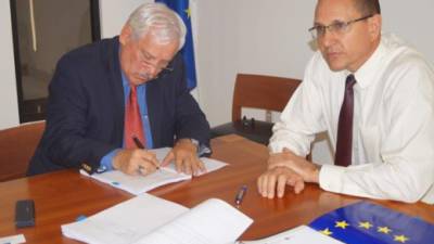 Víctor M. Villalobos y Laurent Sillano durante la firma del convenio para implementar el proyecto.