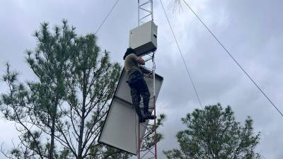 Los militares desmantelaron las antenas instaladas cerca de la cárcel.