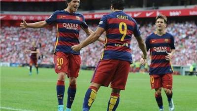 Barcelona's Uruguayan forward Luis Suarez (L) shoots to score a goal during the Spanish league football match between FC Barcelona and Club Atletico de Madrid at the Camp Nou stadium in Barcelona on April 6, 2019. (Photo by PAU BARRENA / AFP)