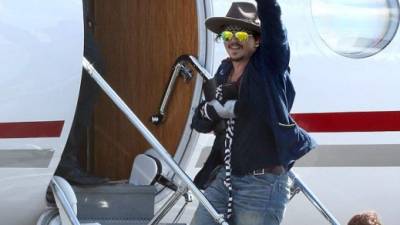 Johnny Depp cuando toma un avión hacia Estados Unidos, donde será operado.