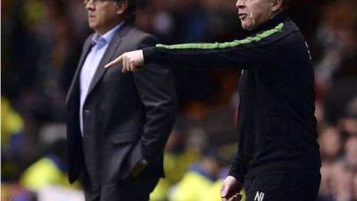 Lennon, dirigiendo contra el Barcelona.
