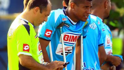 Carlo Costly llegó en muletas al entrenamiento del Real España.