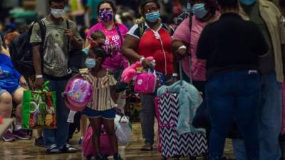 Las autoridades de Texas y Luisiana se apresuraban esta mañana a realizar las últimas evacuaciones en las zonas de mayor riesgo en la costa de ambos estados ante la inminente llegada del huracán Laura, donde el agua podría subir hasta tres metros.