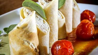 Puede hacer rollitos con las crepas para decorar el platillo.