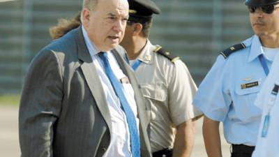 The Secretary General of the Organization of American States (OAS) Jose Miguel Insulza (L) gets off the plane upon arrival at the Armando Escalon base in San Pedro Sula, 250 km north of Tegucigalpa on June 1st, 2009. Insulza will chair the 39th General Assembly of the OAS next June 2 and 3 which will focus on Cuba's possible return to the pan-American body after a 47-year absence. AFP PHOTO/Orlando Sierra
