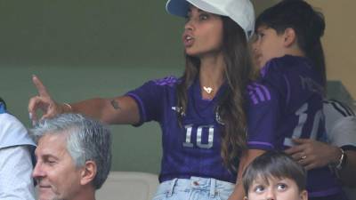Antonela Roccuzzo, esposa del astro argetino Lionel Messi, como siempre marcando presencia en los estadios.
