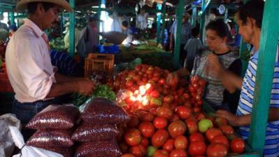 Para adquirir frijoles, los compradores deben comprar también otros productos.