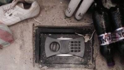 Una de las cajas abiertas ayer por los agentes.