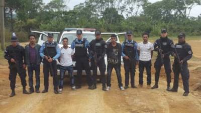 El grupo policial que efectuó el operativo de captura junto con los detenidos.