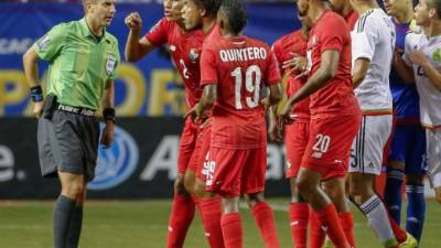 Las sanciones a los jugadores de Panamá se dan por insultos al árbitro Mark Geiger y a la Concacaf.