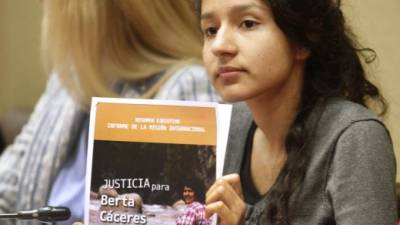 Berta Zúñiga, hija de la activista hondureña Berta Cáceres, durante la rueda de prensa que ofreció en Madrid, junto a representantes de partidos españoles, para analizar la situación de los derechos humanos. EFE