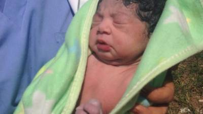El bebé luce bien de salud tras su nacimiento en una posta de Santa Bárbara.