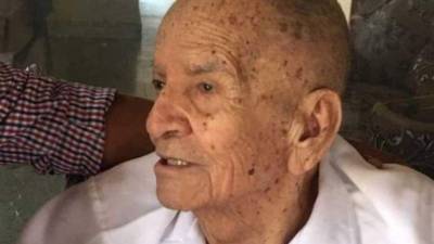 Varios conocidos y vecinos del expresidente, manifestaron que esperan la llegada de sus restos para despedirse de él.