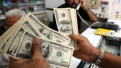 El lempira retrocede más rápido ante la moneda estadounidense.