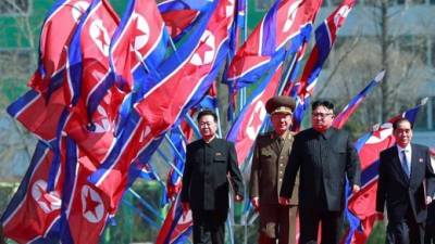 El líder norcoreano, Kim Jong-un (2º dcha), en Pionyang (Corea del Norte). EFE/Archivo