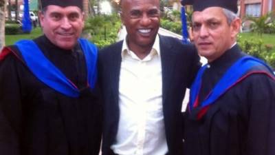 Luis Fernando Suárez y Reinaldo Rueda posaron junto al periodista Jaime Dinas.