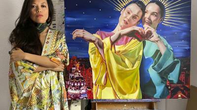 Patricia Nieto posa al lado de su obra “Madrid Noche”, inspirada en Ágatha Ruiz de la Prada.