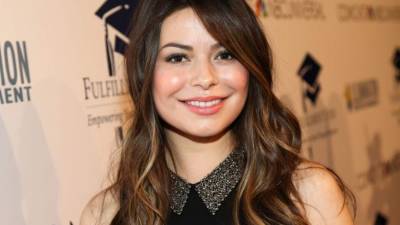 Miranda Cosgrove se hizo famosa al protagonizar la serie de Nickelodeon 'ICarly'. Foto: iStock.