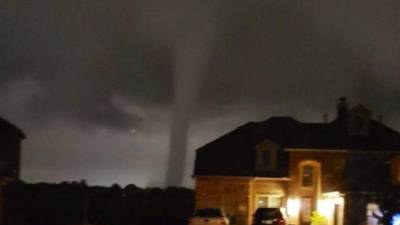 Un fuerte tornado tocó tierra anoche en Dallas, Texas, destruyendo decenas de casas y dejando sin electricidad a unas 130,000 personas.