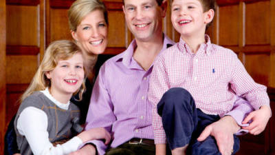 El príncipe Eduardo posó muy feliz con su familia en su aniversario natal.