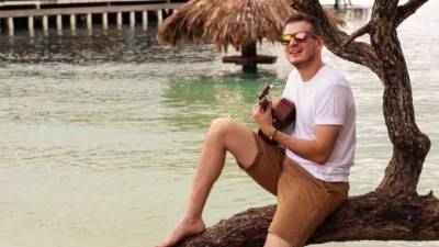 El intérprete y compositor Eduardo Umanzor se tardó tres días en grabar el clip.