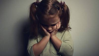 El maltrato infantil puede ser físico, sexual o emocional, y también incluye al abandono.